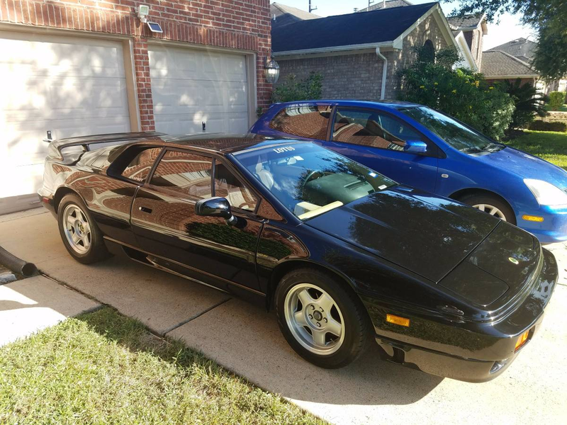 Illustration for article titled For $17,000, Is This 1993.5 Lotus Esprit SE The Cheapest Way To Become An Exotic Dancer?